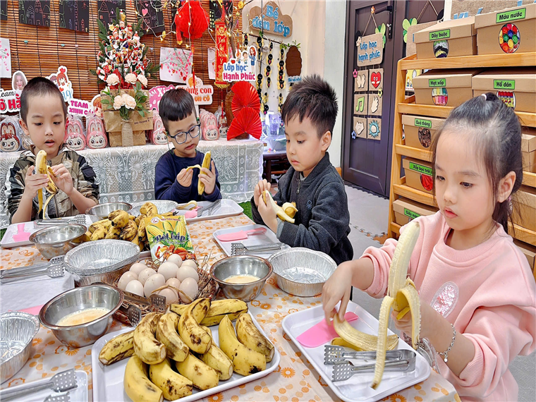 Ảnh có chứa người, thực phẩm, trang phục, Đồ ăn vặt

Mô tả được tạo tự động