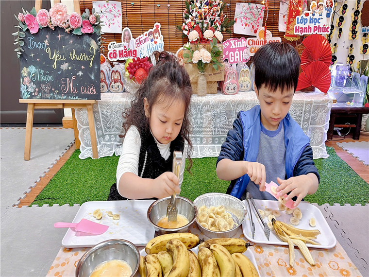 Ảnh có chứa người, trang phục, thực phẩm, bữa ăn

Mô tả được tạo tự động