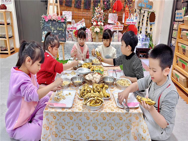 Ảnh có chứa trang phục, người, Buôn bán, Mặt người

Mô tả được tạo tự động