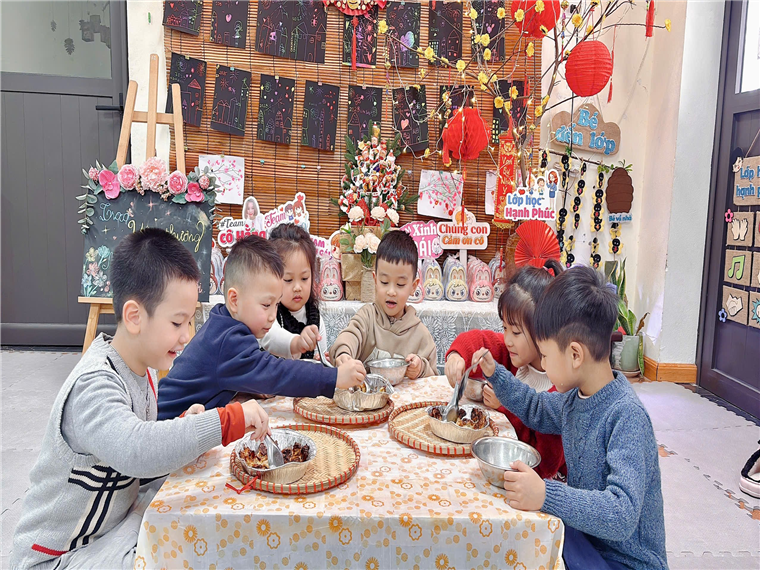 Ảnh có chứa trang phục, người, trong nhà, Mặt người

Mô tả được tạo tự động