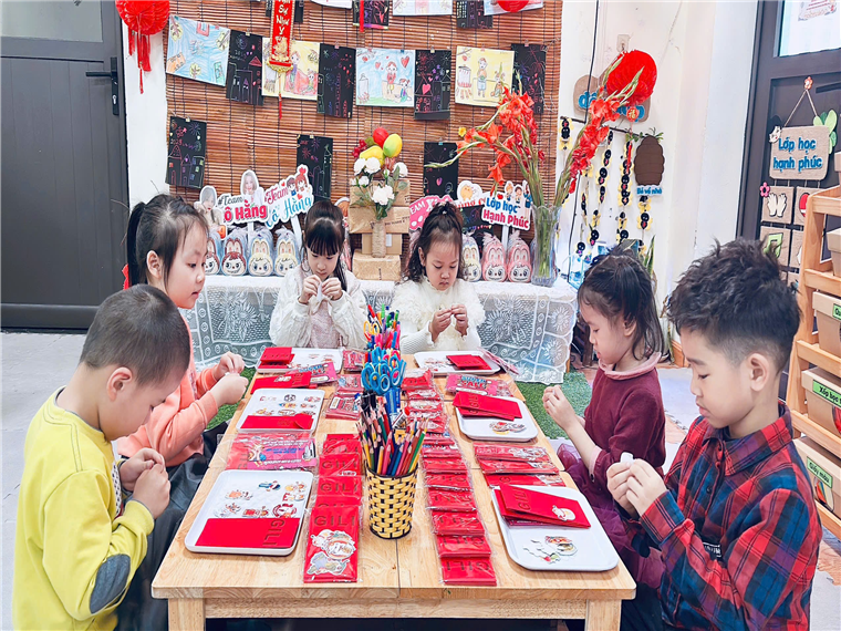 Ảnh có chứa văn bản, trang phục, người, cậu bé

Mô tả được tạo tự động