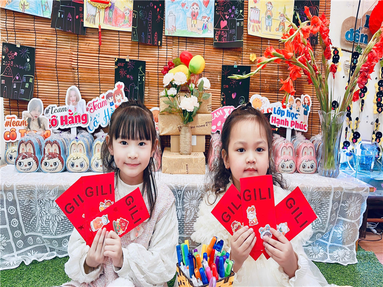 Ảnh có chứa Mặt người, trang phục, người, văn bản

Mô tả được tạo tự động