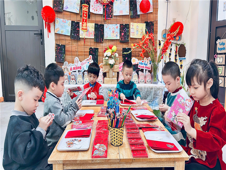 Ảnh có chứa trang phục, văn bản, người, Mặt người

Mô tả được tạo tự động