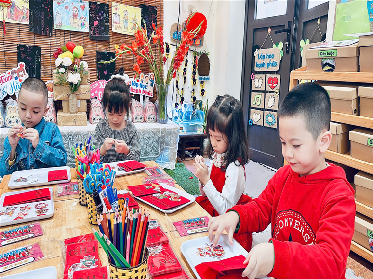 Ảnh có chứa văn bản, trang phục, Mặt người, cậu bé

Mô tả được tạo tự động