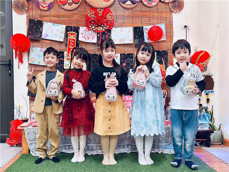 Ảnh có chứa trang phục, người, cười, váy

Mô tả được tạo tự động