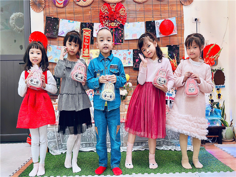 Ảnh có chứa trang phục, người, trẻ tập đi, Mặt người

Mô tả được tạo tự động