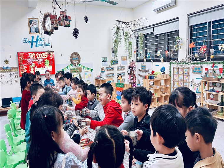 Ảnh có chứa trang phục, hiện trường, Mặt người, người

Mô tả được tạo tự động