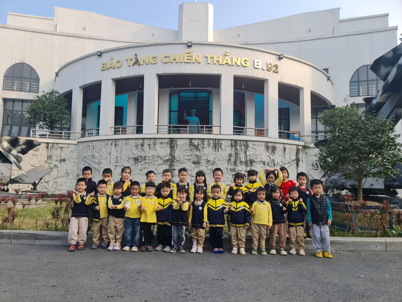 C:\Users\Mss Ban\Desktop\anh b52\z7344540719957_79557489f10182367f222a8a5bc51380.jpg