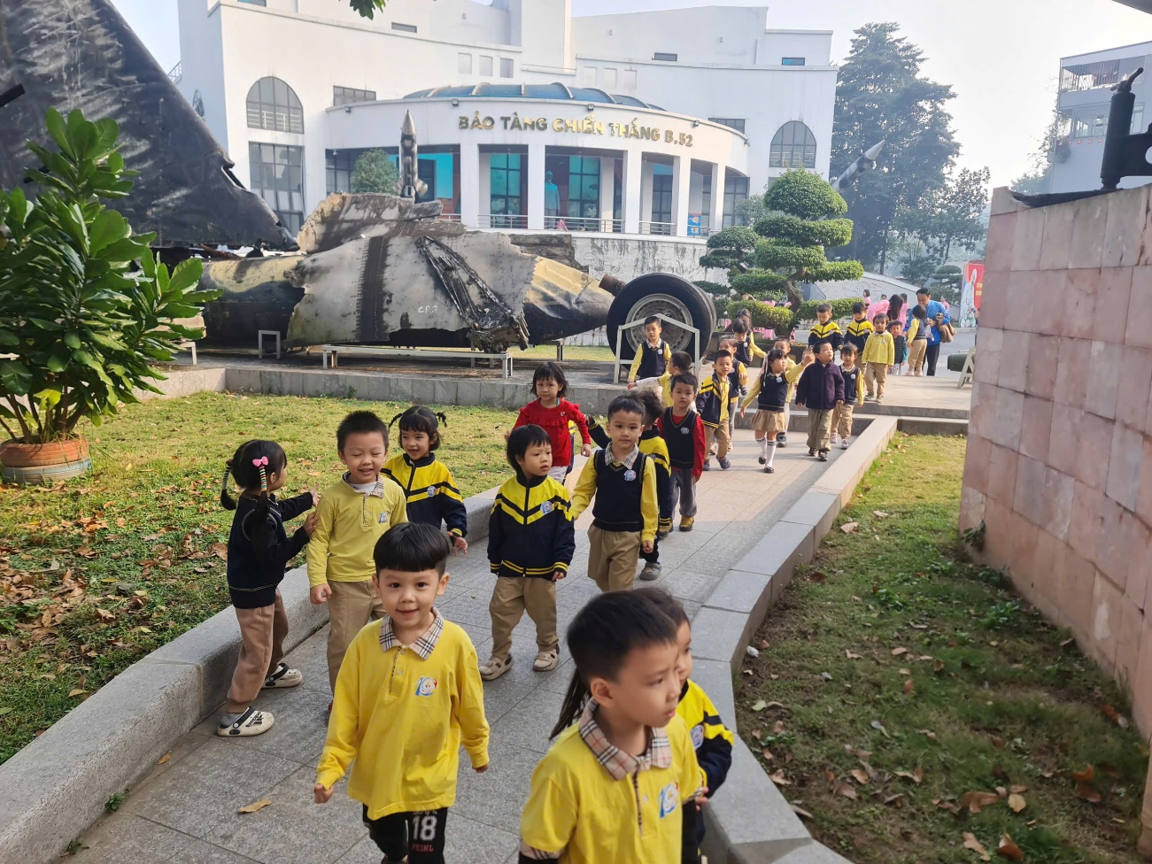 C:\Users\Mss Ban\Desktop\anh b52\z7344540759267_b34d73d1311e108e5aab5a93ed6328b7.jpg