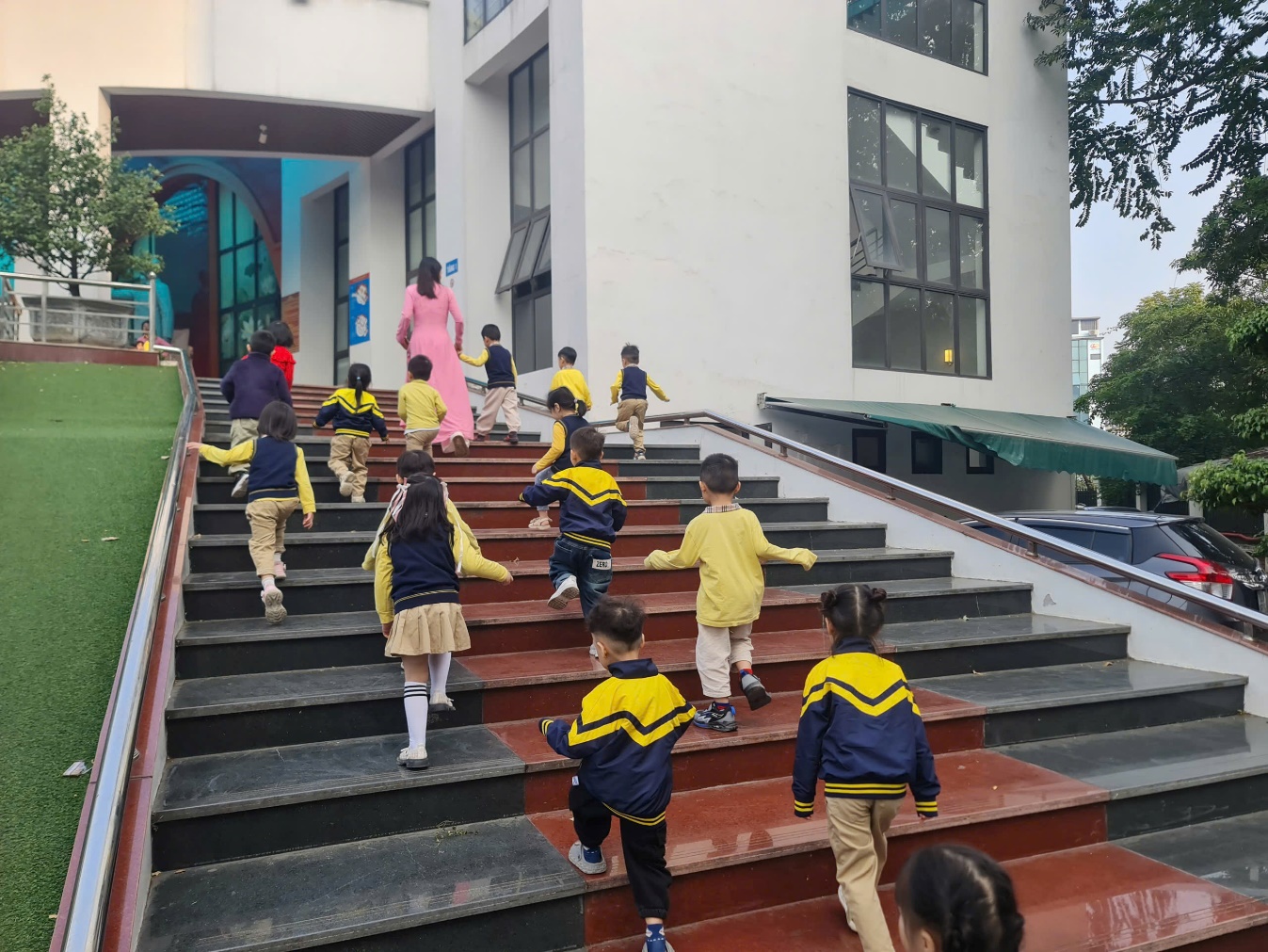 C:\Users\Mss Ban\Desktop\anh b52\z7344540815249_e5bdd4651b48835bdaee995bfa8aa1ad.jpg