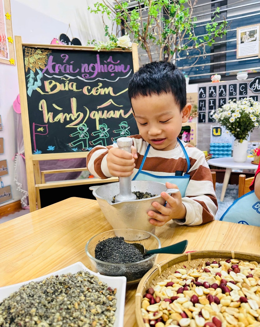 C:\Users\ADMIN\Desktop\A4. 2025-2026\Ảnh\ảnh tháng 12\z7352283807108_6aba94937e736d25263bbe5bcb112ae2.jpg