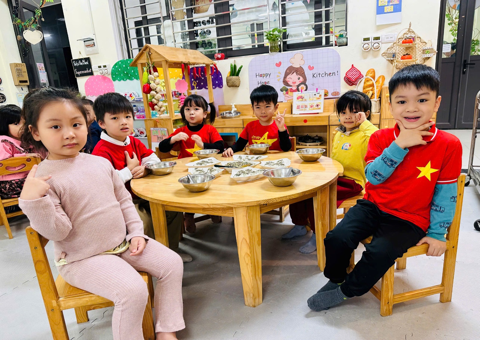 C:\Users\ADMIN\Desktop\A4. 2025-2026\Ảnh\ảnh tháng 12\z7352283986300_16fce644dd3937c99705e5c599429599.jpg