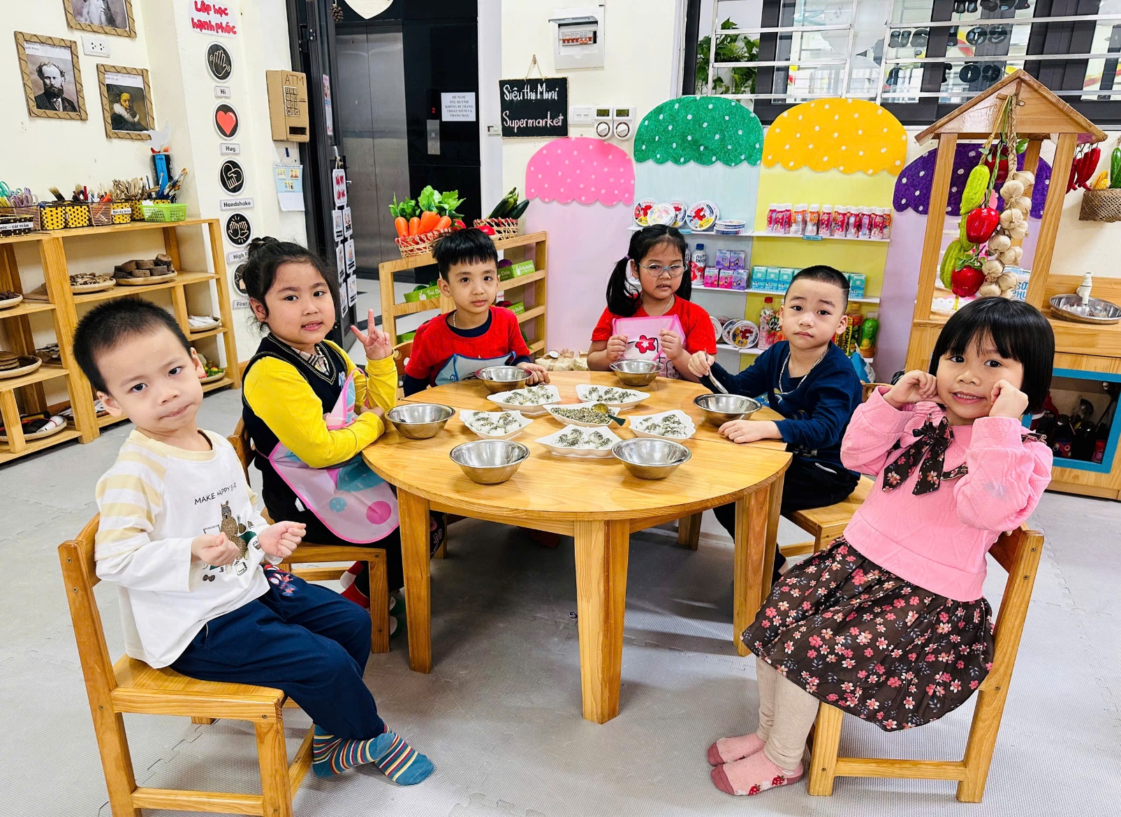 C:\Users\ADMIN\Desktop\A4. 2025-2026\Ảnh\ảnh tháng 12\z7352284456482_7da210bbc69f77586fac8f41fc8c7172.jpg