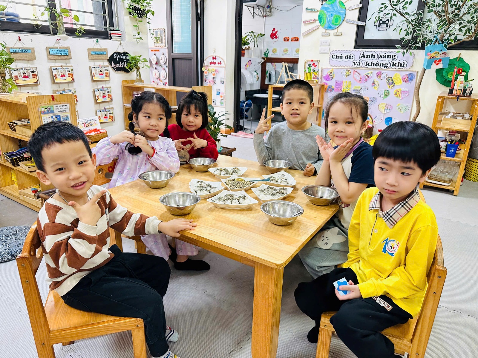 C:\Users\ADMIN\Desktop\A4. 2025-2026\Ảnh\ảnh tháng 12\z7352286701490_31c0fe648202726d05747f8e0699f7fa.jpg