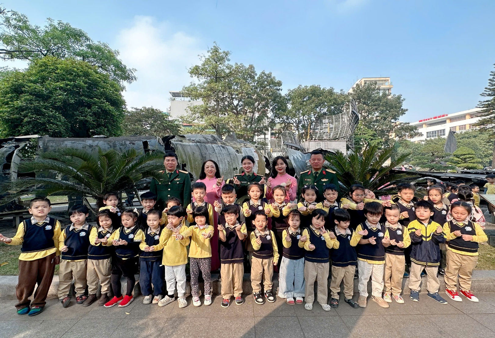 C:\Users\ADMIN\Desktop\A4. 2025-2026\Ảnh\ảnh tháng 12\z7352961452420_8c14c4fbe05317a9c638808c8835b7cb.jpg