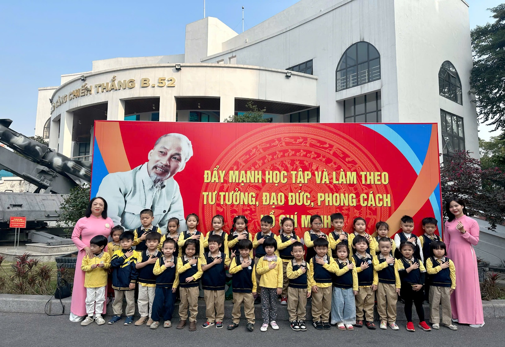 C:\Users\ADMIN\Desktop\A4. 2025-2026\Ảnh\ảnh tháng 12\z7352961516199_757a14c73e647aad649283bacfa6c572.jpg