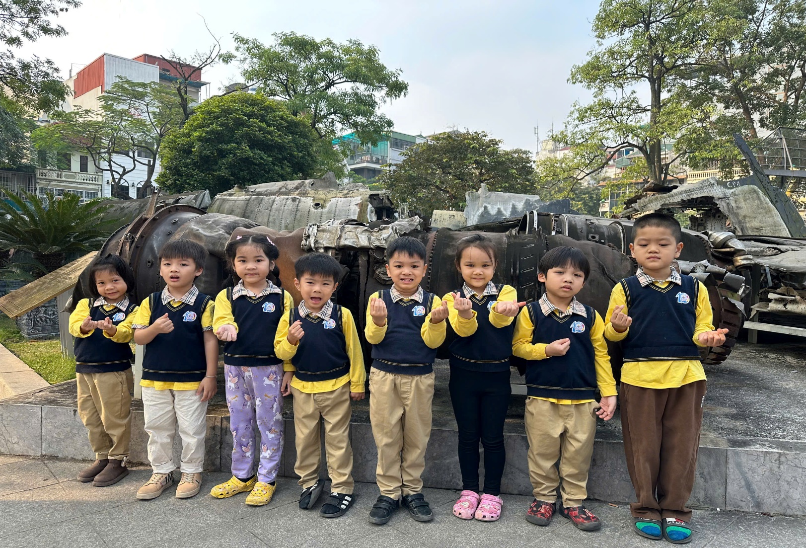 C:\Users\ADMIN\Desktop\A4. 2025-2026\Ảnh\ảnh tháng 12\z7352961559750_acd366fd965262ebf33c73192134ff7e.jpg