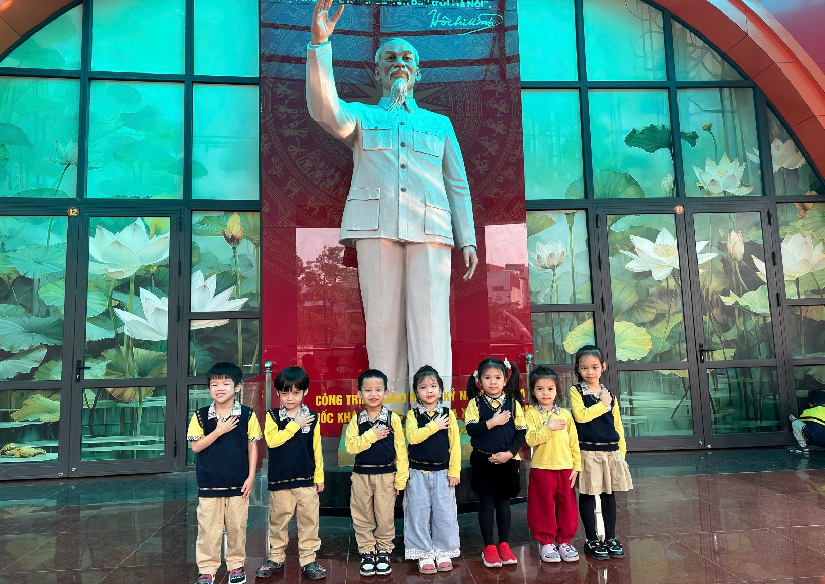 C:\Users\ADMIN\Desktop\A4. 2025-2026\Ảnh\ảnh tháng 12\z7352961719012_02698634837f1440371611356c4d6dd7.jpg