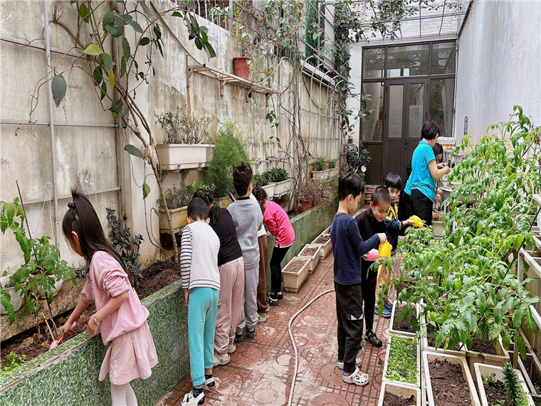 Ảnh có chứa trang phục, thực vật, người, ngoài trời

Mô tả được tạo tự động