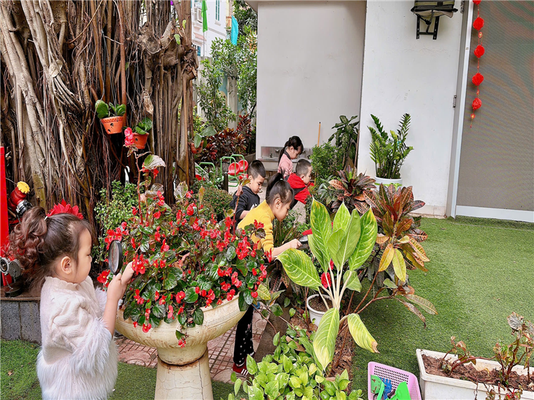 Ảnh có chứa trang phục, ngoài trời, người, Thiết kế hoa cỏ

Mô tả được tạo tự động