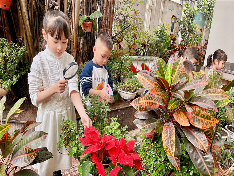 Ảnh có chứa trang phục, người, trẻ tập đi, ngoài trời

Mô tả được tạo tự động