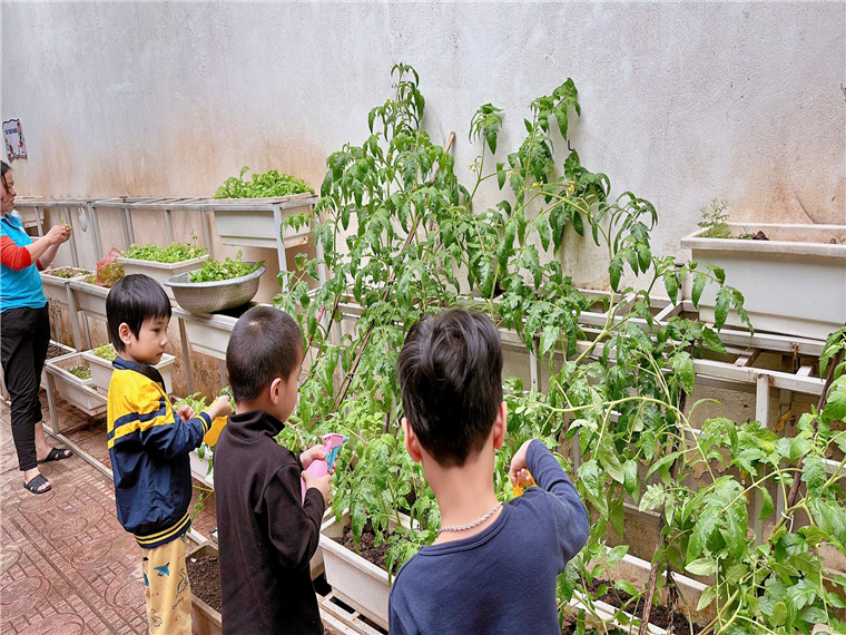 Ảnh có chứa trang phục, người, ngoài trời, trẻ tập đi

Mô tả được tạo tự động