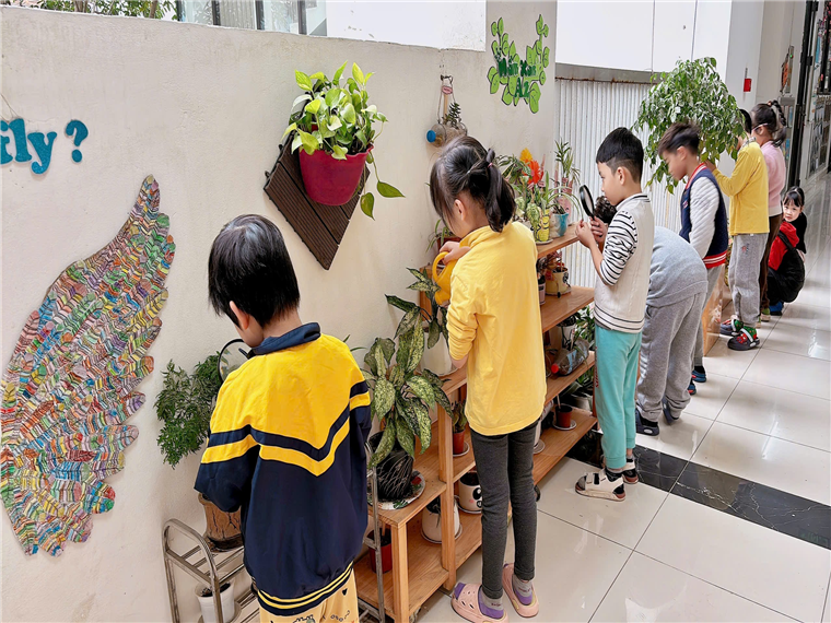 Ảnh có chứa trang phục, giày dép, người, cậu bé

Mô tả được tạo tự động