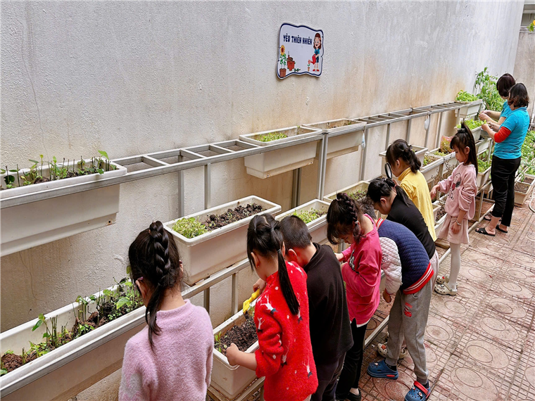 Ảnh có chứa trang phục, người, ngoài trời, giày dép

Mô tả được tạo tự động