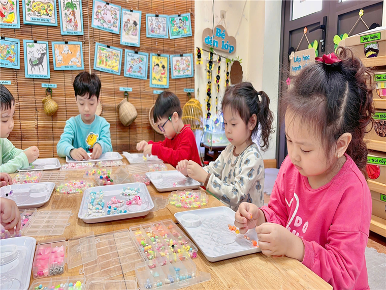 Ảnh có chứa trang phục, Mặt người, trẻ tập đi, người

Nội dung do AI tạo ra có thể không chính xác.