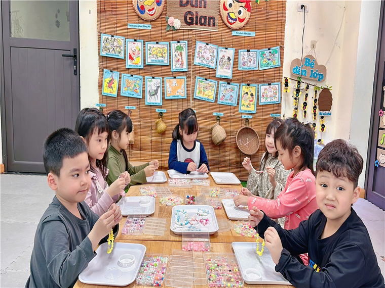 Ảnh có chứa trang phục, người, Mặt người, văn bản

Nội dung do AI tạo ra có thể không chính xác.