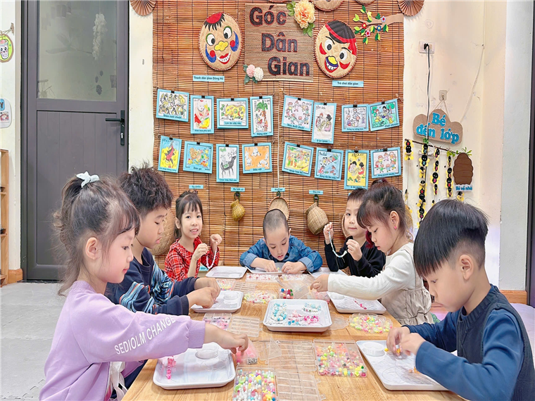 Ảnh có chứa trang phục, Mặt người, người, cậu bé

Nội dung do AI tạo ra có thể không chính xác.