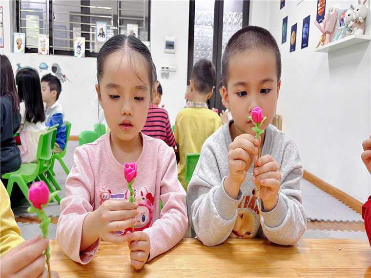 Ảnh có chứa Mặt người, người, trang phục, trẻ tập đi

Nội dung do AI tạo ra có thể không chính xác.