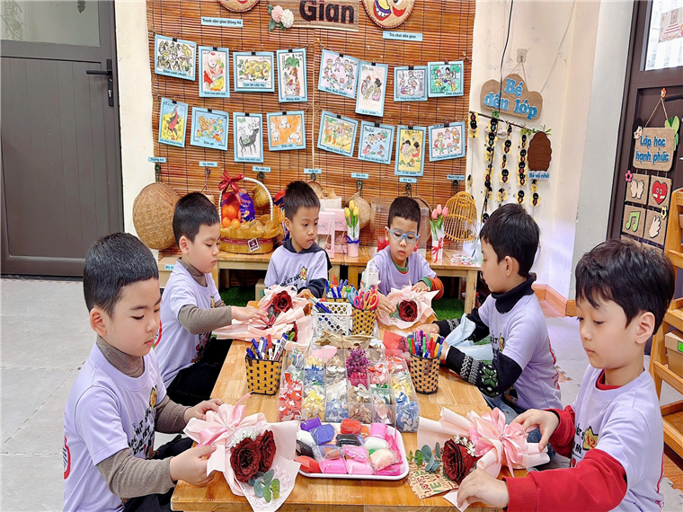 Ảnh có chứa trang phục, người, cậu bé, Mặt người

Nội dung do AI tạo ra có thể không chính xác.