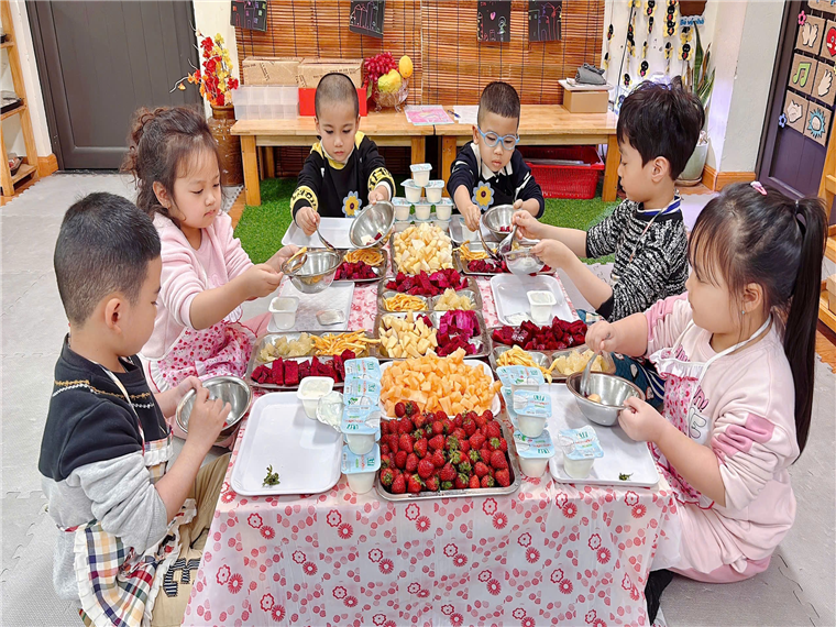 Ảnh có chứa người, trang phục, trong nhà, Mặt người

Nội dung do AI tạo ra có thể không chính xác.