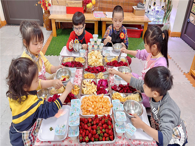 Ảnh có chứa trang phục, người, hoa, Mặt người

Nội dung do AI tạo ra có thể không chính xác.