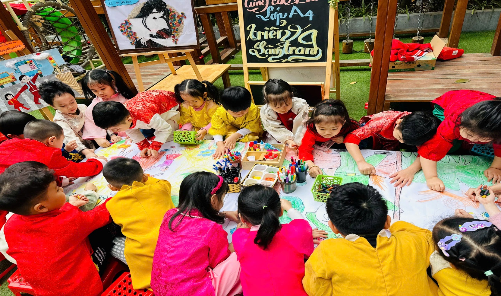 C:\Users\ADMIN\Desktop\ảnh a4. 2024-2025\ảnh 8.3 - triển lãm tranh\z6382842945330_69b10874ec2512f0f60f3d83ce49334b.jpg