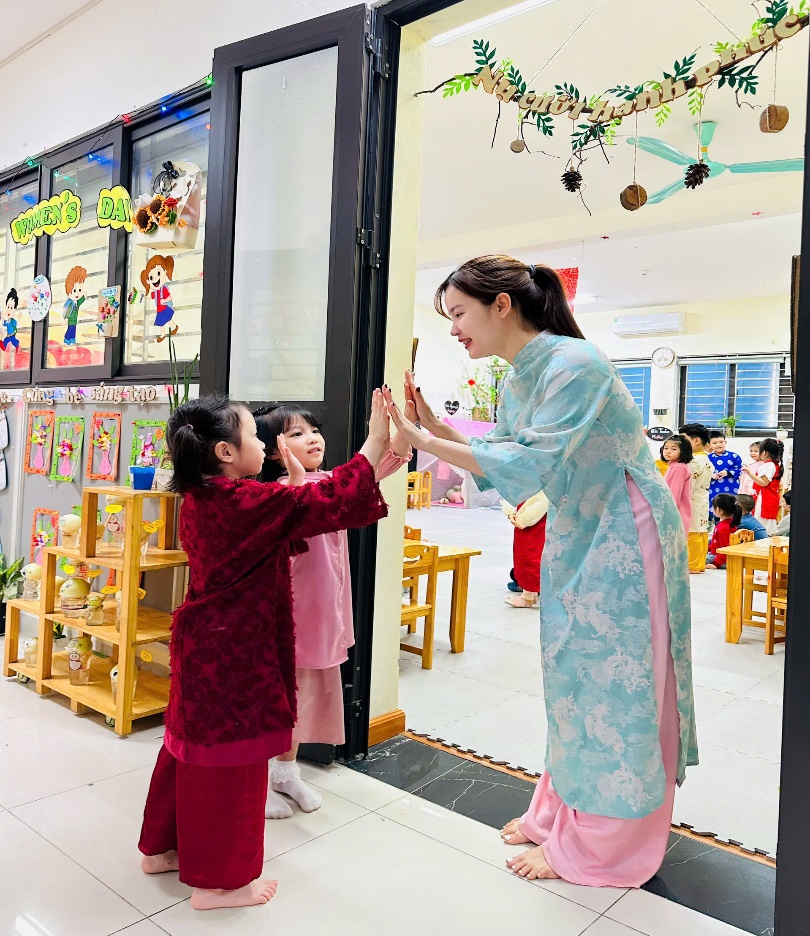 C:\Users\ADMIN\Desktop\ảnh a4. 2024-2025\ảnh 8.3 - triển lãm tranh\z6372736793465_06e9a65b32a887fdd6765e9050588c7f.jpg