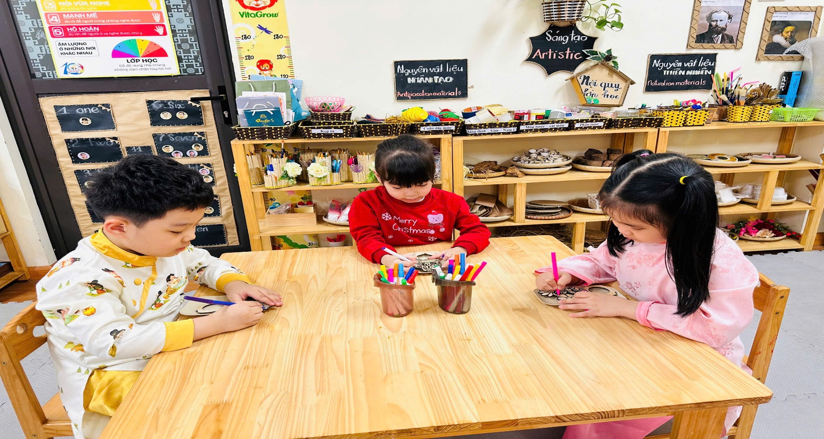 C:\Users\ADMIN\Desktop\ảnh a4. 2024-2025\ảnh 8.3 - triển lãm tranh\z6372736842211_e62777e4526bf46cc541924501570491.jpg