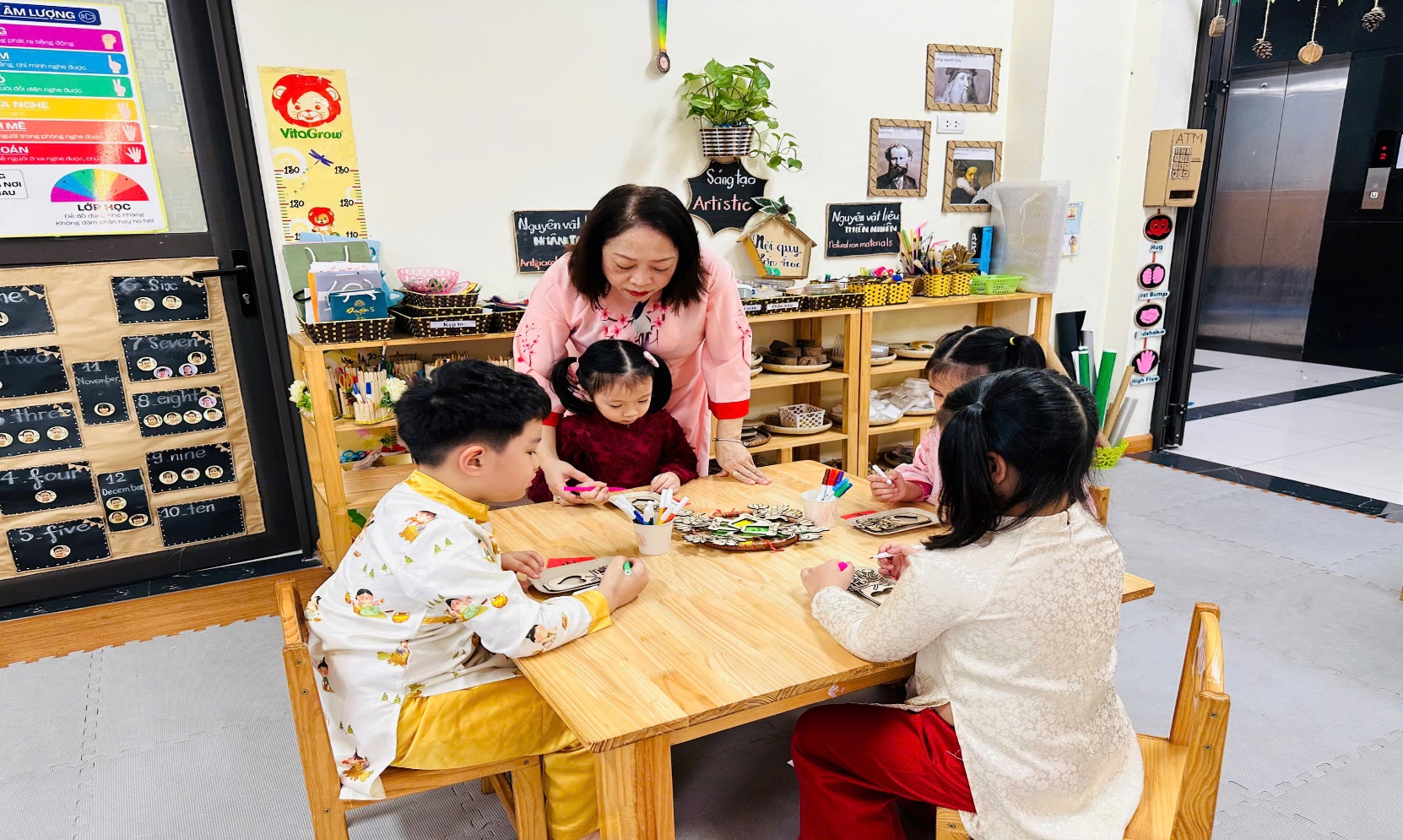 C:\Users\ADMIN\Desktop\ảnh a4. 2024-2025\ảnh 8.3 - triển lãm tranh\z6372736826146_1c031760c8ce378f58e6b8c36f4642bf.jpg