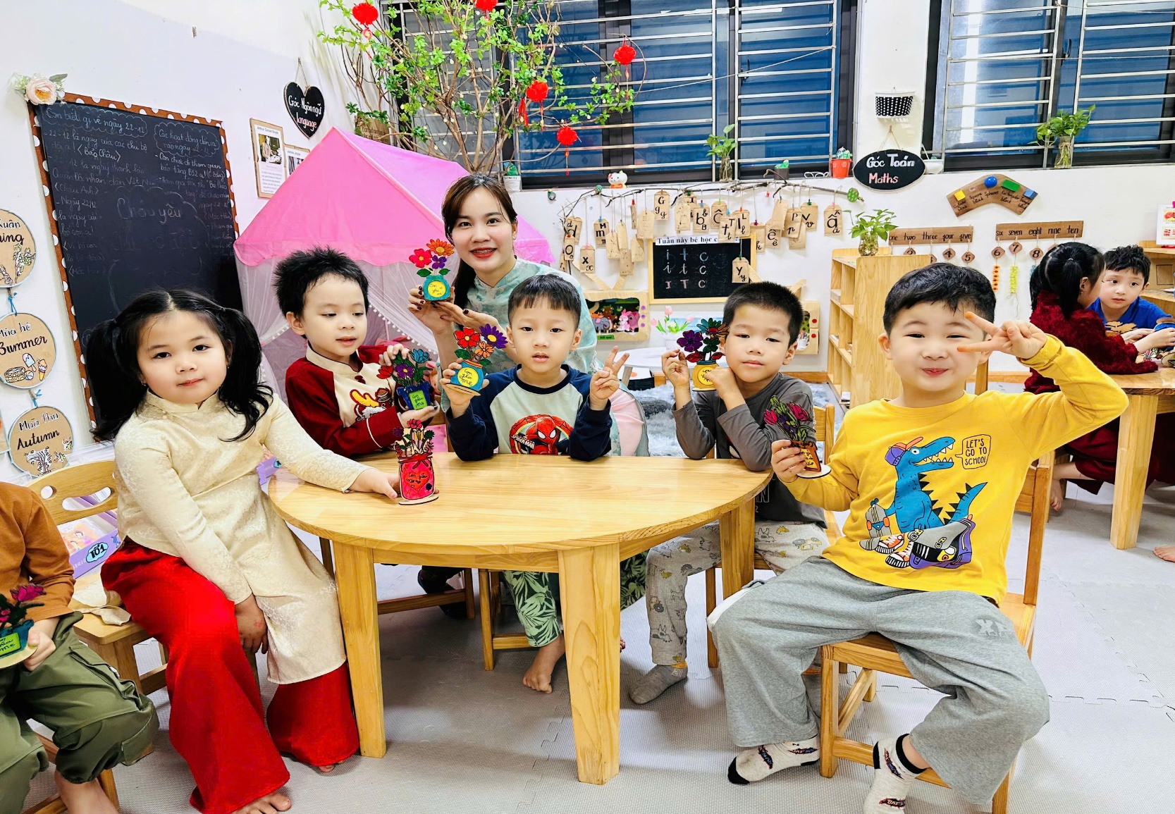 C:\Users\ADMIN\Desktop\ảnh a4. 2024-2025\ảnh 8.3 - triển lãm tranh\z6372738746244_53d09c5884ee31bb50648d9c5f5c23fa.jpg