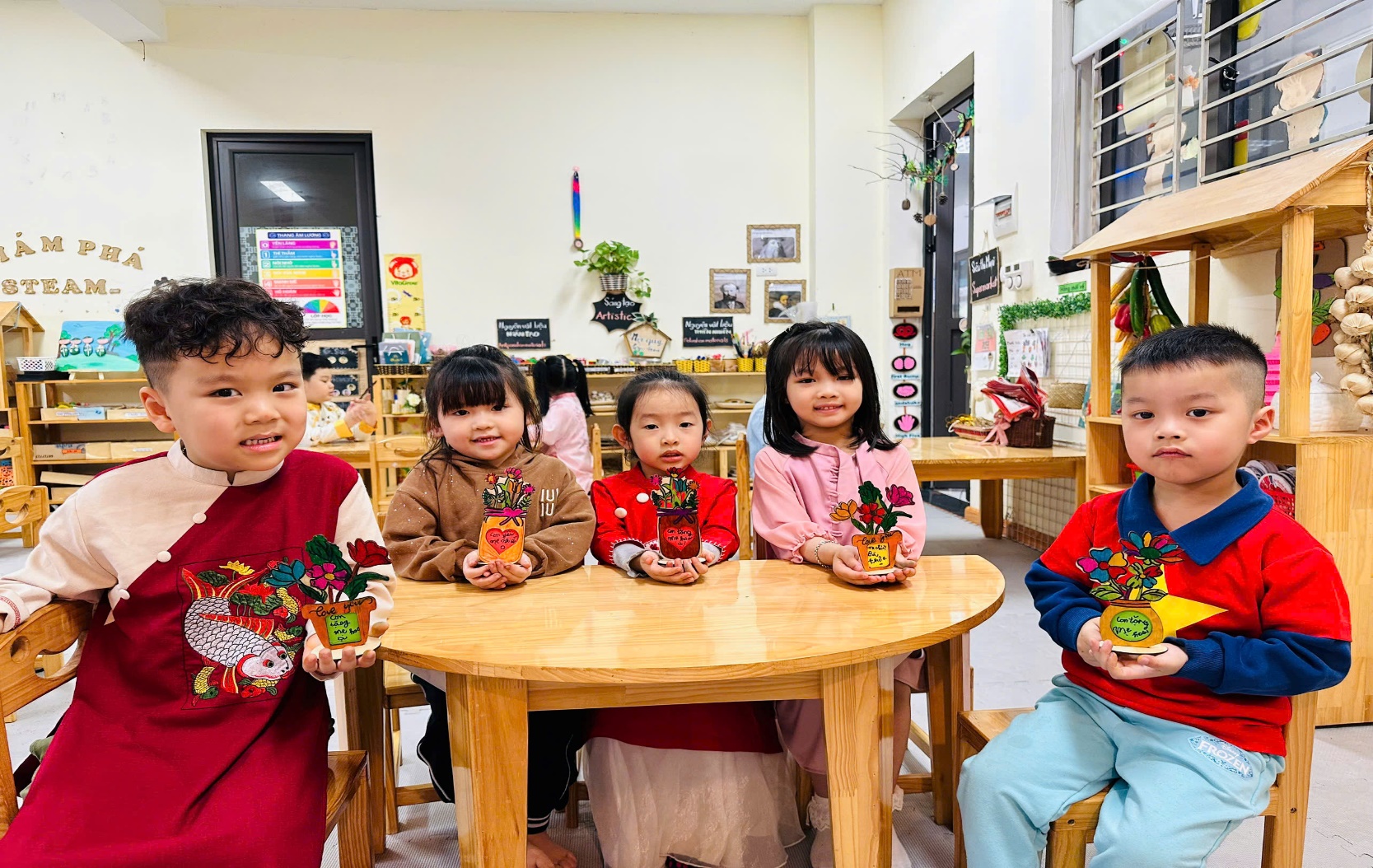 C:\Users\ADMIN\Desktop\ảnh a4. 2024-2025\ảnh 8.3 - triển lãm tranh\z6372738737076_6f0ab276313b21e16aa45b045279caa0.jpg