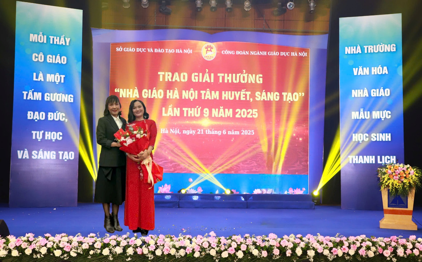 Two women on a stage

AI-generated content may be incorrect.