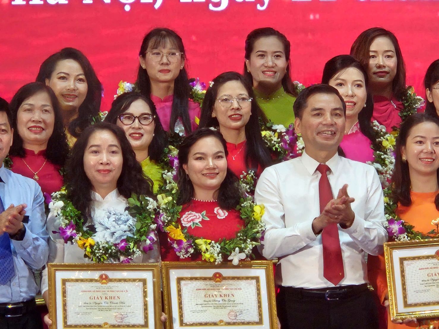 A group of people standing together

AI-generated content may be incorrect.