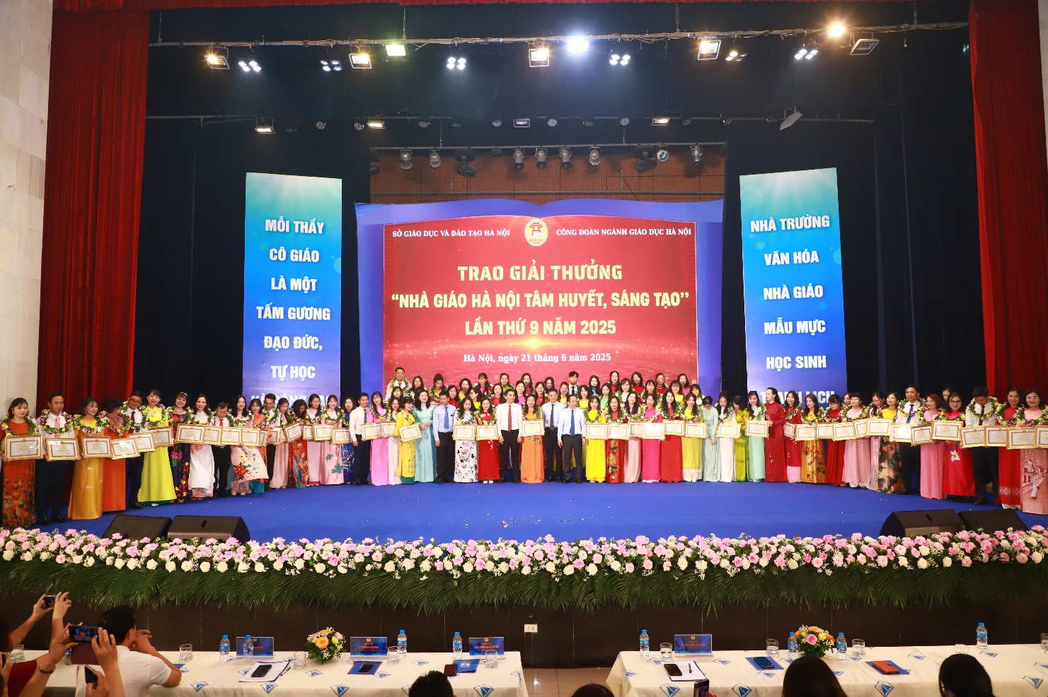 A group of people on a stage

AI-generated content may be incorrect.